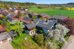 Drohnenansicht von Süden mit Freisitz und Garage