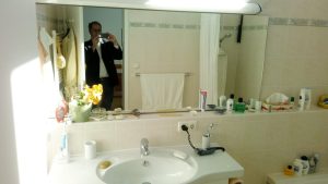 Helles Badezimmer