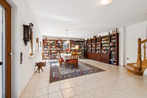 Bibliothek mit Treppe nach oben im Neubau