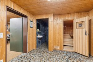 Wellness mit Blick auf Sauna und Dusche