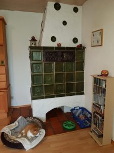Wohnzimmer mit Kachelofen