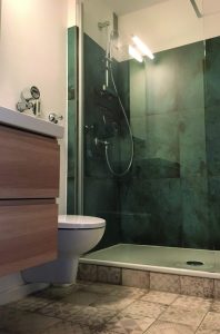 Modernes Bad mit Dusche
