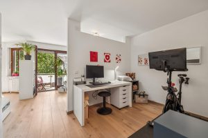 Büro (Blick zum Wohnzimmer)