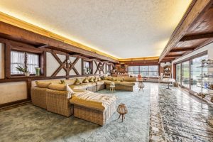 Poolhaus-Lounge (Pool unter Teppich)