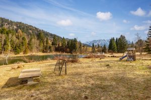Spielplatz nach Schneeschmelze
