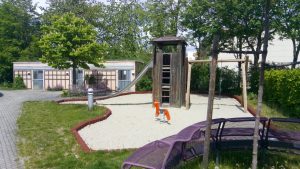 Spielplatz auf dem Grundstück