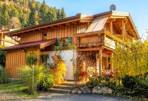 Ferienhaus mit Eingang im Herbst