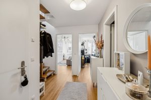Sicht vom Flur in das Büro und Schlafzimmer