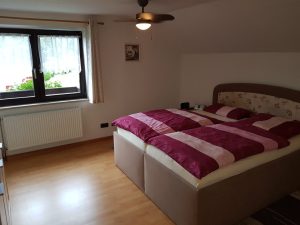 Schlafzimmer 1